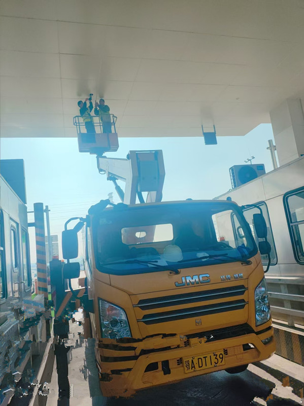 22米升降車(chē)收費(fèi)站維修施工現(xiàn)場(chǎng)
