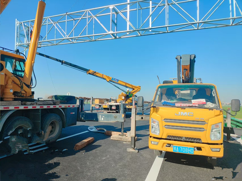 22米直臂式登高車(chē)高速施工現(xiàn)場(chǎng)